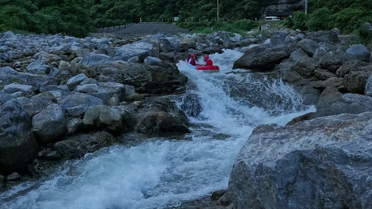 山涧漂流游玩升格视频