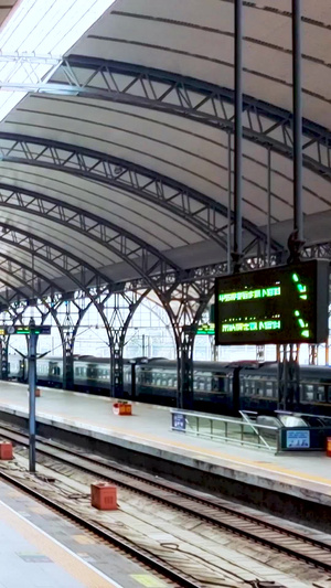高铁列车进站和旅客候车乘车视频素材火车站31秒视频