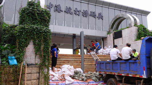 长江中下游防汛期间抵御洪水加固堤坝素材视频