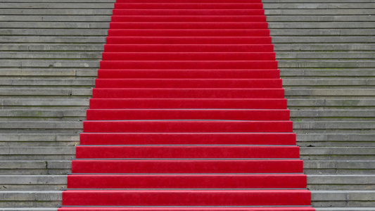 在混凝土楼梯上走着红色地毯视频