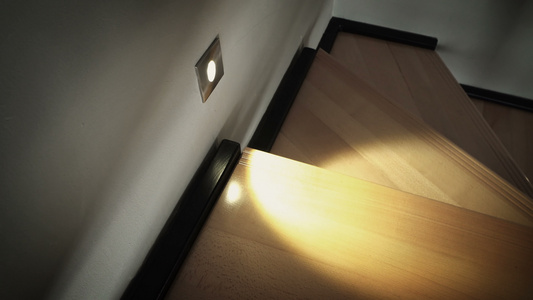 用木制楼梯打开家庭楼梯的灯开着灯视频
