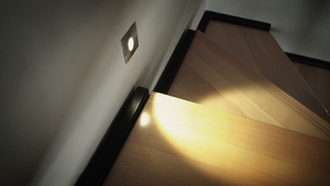 用木制楼梯打开家庭楼梯的灯开着灯13秒视频
