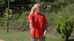 成熟的女人在公园里伸展双臂16秒视频