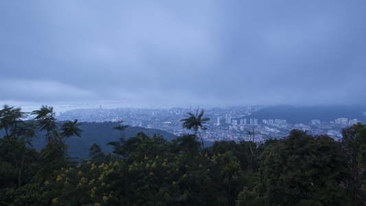 流向稠密热带雨林柏南山的雾雾视频