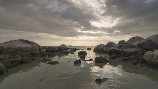 岩石地区低潮的海浪在时间消退视频