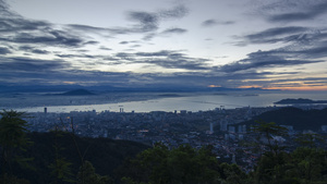 伯南山上空的地理城景色清晨15秒视频