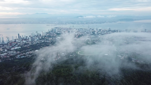 空中飞过雾云有背景的支江地盘视频