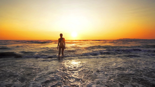 夏天在沙滩上完美身体的性感休美女人日落时由波浪电影视频