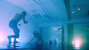 一对性感情侣跳舞背着光亮的舞蹈蓝色烟雾背景的剪影26秒视频