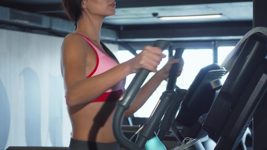 体育女运动员在特别的阴极模拟器上做锻炼视频