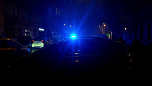警方的警示灯在晚上对车进行工作12秒视频