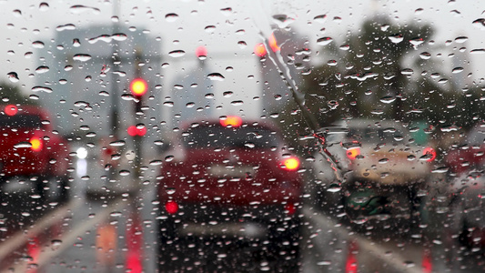 阿联酋迪拜—大约2020年雨落在汽车挡风玻璃上在大雨视频