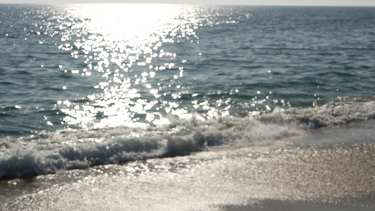 沙滩美学模糊的无焦点水浪闪亮的太阳足迹和阳光圣塔莫尼卡视频