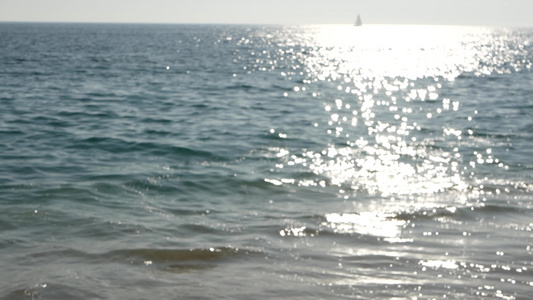 沙滩美学模糊的无焦点水浪闪亮的太阳足迹和阳光圣塔莫尼卡视频