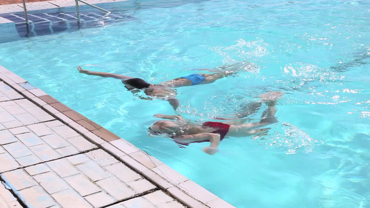 退出游泳池的年轻夫妇视频