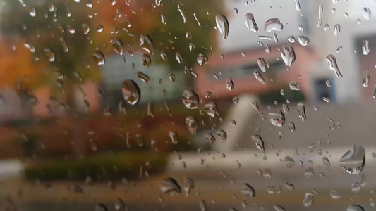 检查玻璃车杯上雨滴的近视看得模糊视频