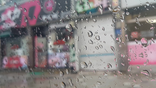 检查玻璃车杯上雨滴的近视看得模糊视频