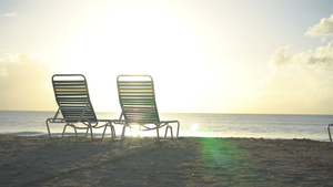 在美丽的热带沙滩上两张休息椅在马氏栖息地16秒视频