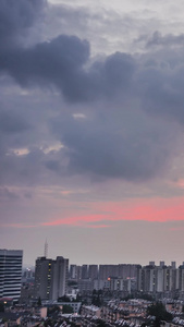 实拍雨后天晴城市晚霞火烧云日转黑延时摄影视频