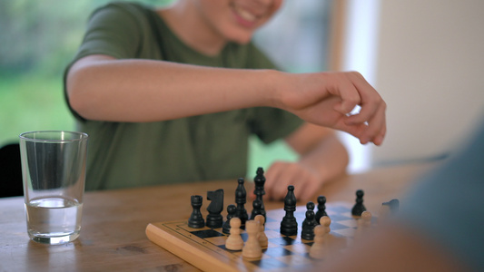 在家悠闲下棋的小男孩视频