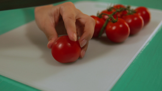 妇女切西红柿视频