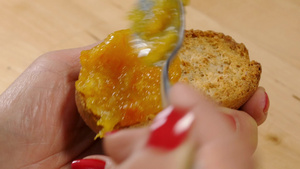 女人手把橘子果酱放在面包上12秒视频