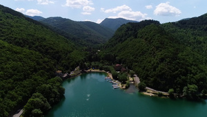 环视高山里的静谧湖泊15秒视频