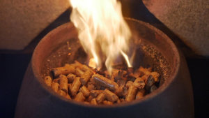 在炉中燃烧的木制颗粒带来温暖60秒视频