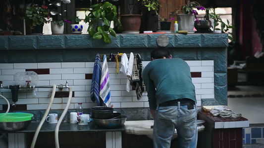 洗碗的男人视频