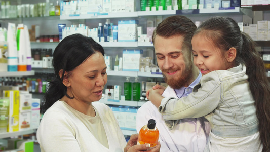 与一个怀着女孩的母亲在药店选择了治疗方法的药店视频