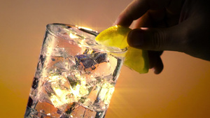 带有柠檬星过滤器的冰玻璃11秒视频