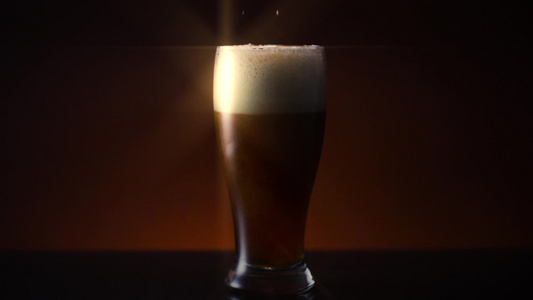 Pilsner玻璃星过滤器中的黑蓝啤酒视频