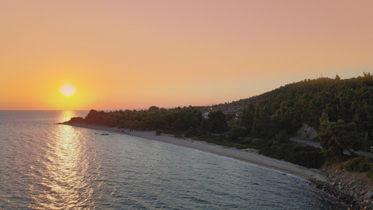 橙色的日落海滩无人驾驶飞机在地中海希腊风景中拍摄视频