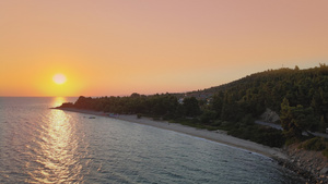 橙色的日落海滩无人驾驶飞机在地中海希腊风景中拍摄14秒视频