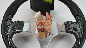 50欧元现钞的赛车轮7秒视频