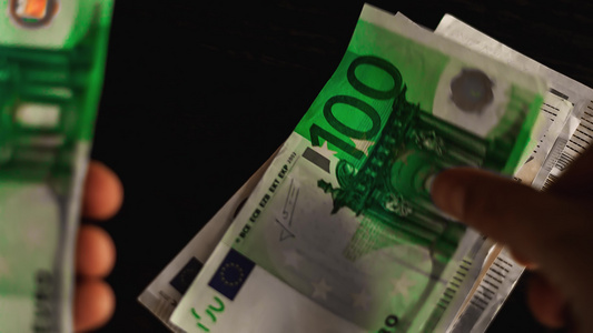 计数并放在桌上的欧元纸币上视频