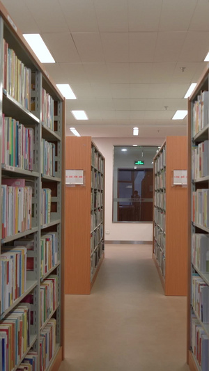 实拍图书馆中的环境空镜头图书馆书柜34秒视频