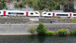 骑自行车的人正在骑欧洲比利时乡村背景是火车骑自行车11秒视频