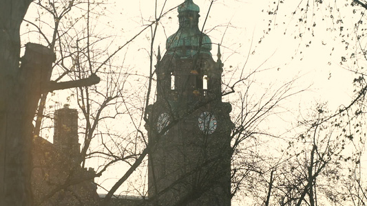 旧时钟塔在欧洲的一个省城视频