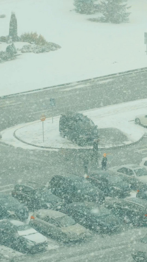 冬季寒潮下起暴风雪停车场12秒视频