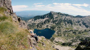 登山者爬上布加里亚的岩石皮林山9秒视频