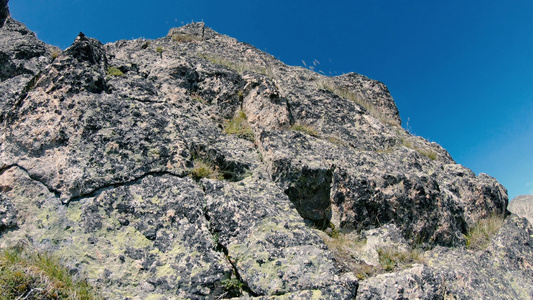 爬上危险岩层的海滨山顶海滨高山和危险的岩石堆视频
