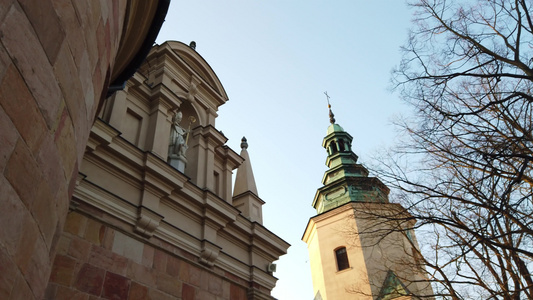 古老的教堂是欧洲城市的建筑结构视频