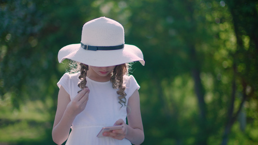 在公园使用智能手机的美丽女孩视频