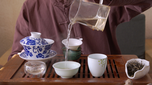 茶叶大师前方的风景在餐具中倒热水视频