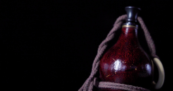 4k升格实拍葫芦酒瓶身展示酿酒倒酒碰碗水花视频