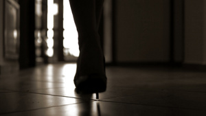 时装模特女性穿着高山鞋沿着黑暗走廊行走的时装模特18秒视频