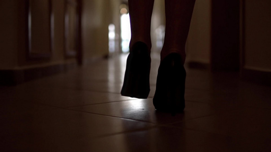 追着无法辨认的身穿高山鞋的妇女脚步在黑暗走廊沿行道视频