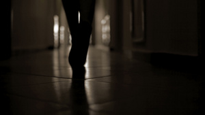 追寻着无法辨认的身穿高山鞋的妇女脚步在黑暗走廊沿行24秒视频