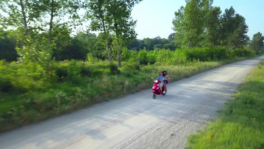 驾驶摩托车的妇女视频